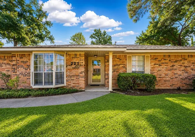 Photo 1 of Single family home for sale at 221 Maple St, Highlands, TX 77562 | MLS# 67288687 | Listing updated on 2026-09-18