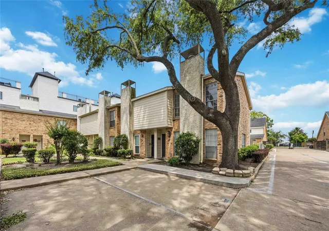 Listing Photo 2 - Condo for sale in building located at 6201 Beverlyhill St, Houston, TX 77057 - Unit #30