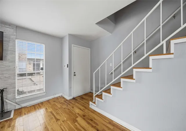 Listing Photo 3 - Condo for sale in building located at 6201 Beverlyhill St, Houston, TX 77057 - Unit #30