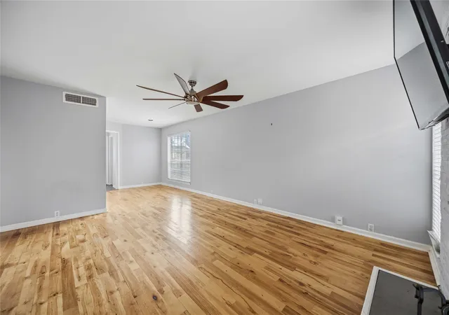 Listing Photo 4 - Condo for sale in building located at 6201 Beverlyhill St, Houston, TX 77057 - Unit #30
