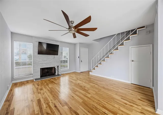 Listing Photo 5 - Condo for sale in building located at 6201 Beverlyhill St, Houston, TX 77057 - Unit #30