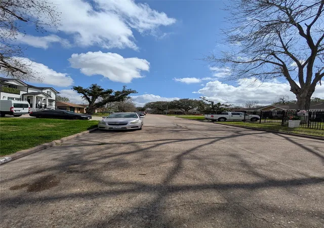 2nd image of 4822 Dalmatian Dr, Houston, TX 77045 | MLS# 10370400