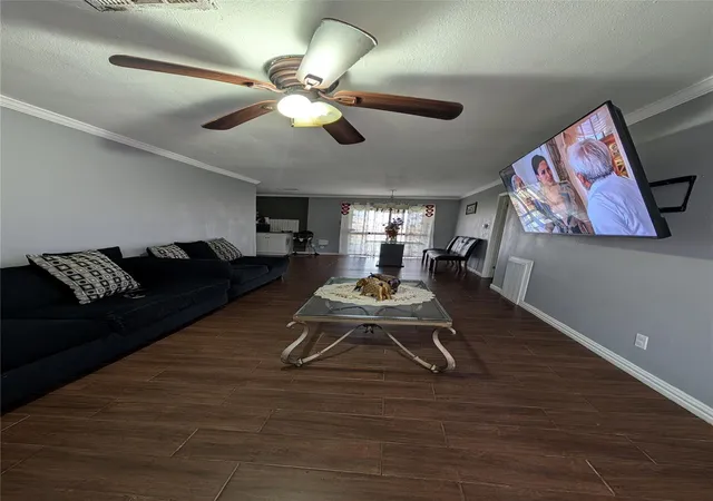 4th image of 4822 Dalmatian Dr, Houston, TX 77045 | MLS# 10370400