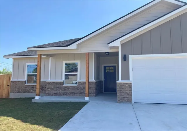 2nd image of 754 W Columbus St, Giddings, TX 78942 | MLS# 47449152