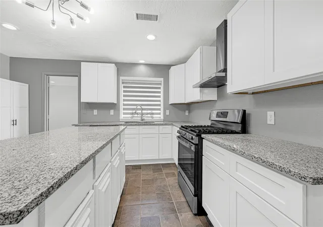 5th image of 705 Holly Springs Ct, Conroe, TX 77302 | MLS# 56775271