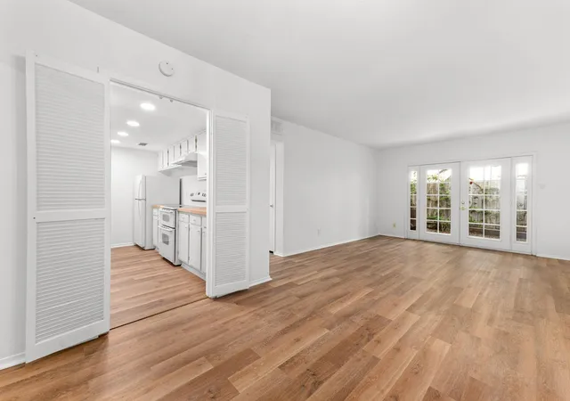 Photo 3 of Condo for sale at 2224 S Piney Point Rd #112, Houston, TX 77063 | MLS# 11180037 | Listing updated on 2026-09-11