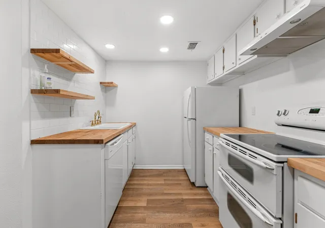 Photo 4 of Condo for sale at 2224 S Piney Point Rd #112, Houston, TX 77063 | MLS# 11180037 | Listing updated on 2026-09-11
