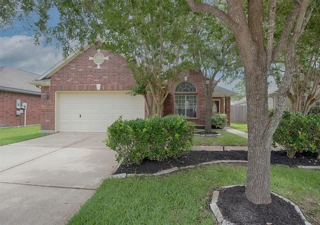Photo 1 of Single family home for sale at 2725 Hidden Landing Dr, Pearland, TX 77584 | MLS# 66653686 | Listing updated on 2026-08-10