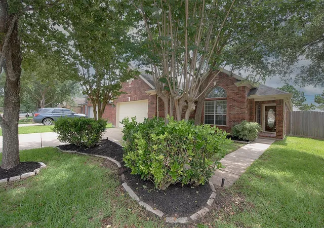 Photo 2 of Single family home for sale at 2725 Hidden Landing Dr, Pearland, TX 77584 | MLS# 66653686 | Listing updated on 2026-08-10