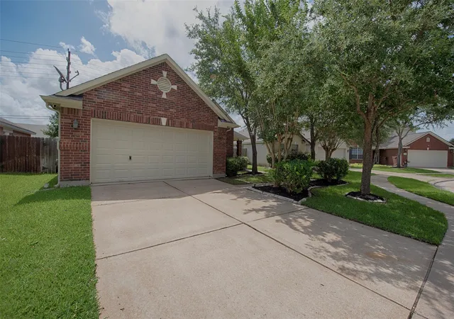 Photo 3 of Single family home for sale at 2725 Hidden Landing Dr, Pearland, TX 77584 | MLS# 66653686 | Listing updated on 2026-08-10