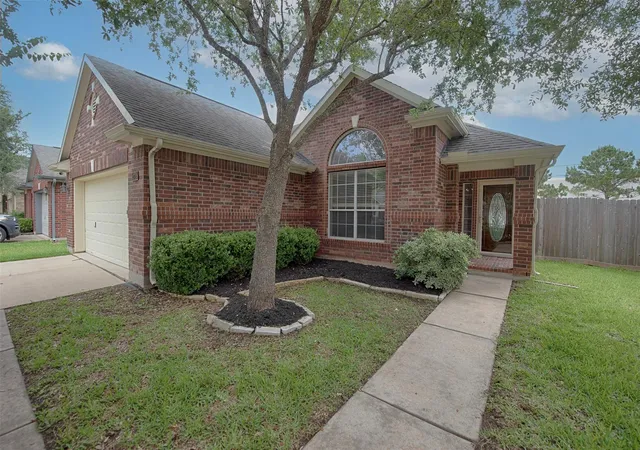 Photo 3 of Single family home for sale at 2725 Hidden Landing Dr, Pearland, TX 77584 | MLS# 66653686 | Listing updated on 2026-08-10