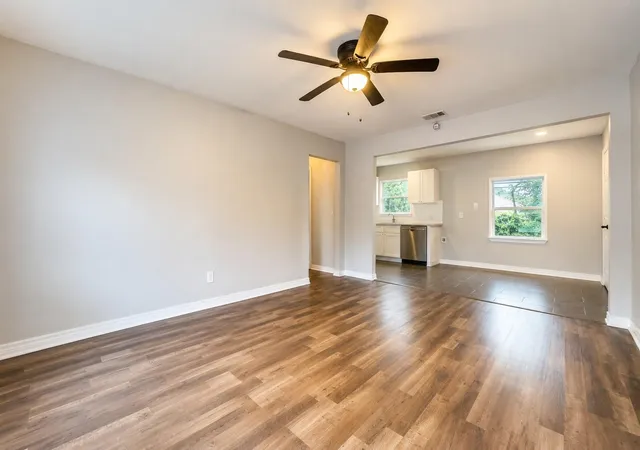 Photo 3 of Single family home for sale at 442 Glenburnie Dr, Houston, TX 77022 | MLS# 59895840 | Listing updated on 2026-08-24