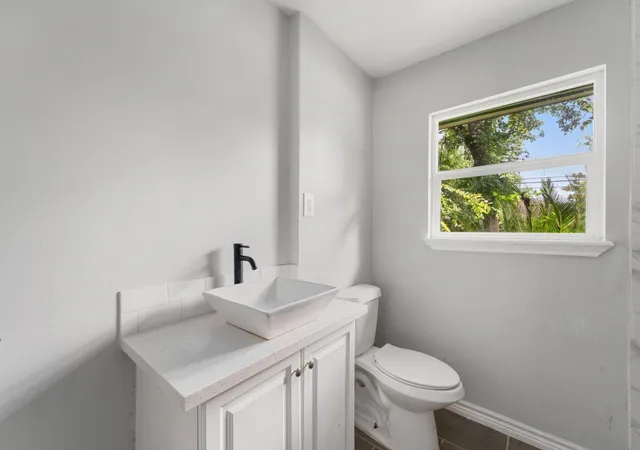 Photo 3 of Single family home for sale at 442 Glenburnie Dr, Houston, TX 77022 | MLS# 59895840 | Listing updated on 2026-08-24