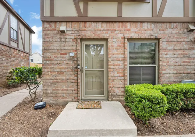 4th image of 14703 Barryknoll Ln #23, Houston, TX 77079 | MLS# 63900486