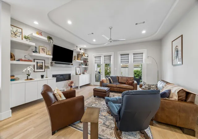Photo 3 of Single family home for sale at 209 Malone St, Houston, TX 77007 | MLS# 37953689 | Listing updated on 2026-07-31