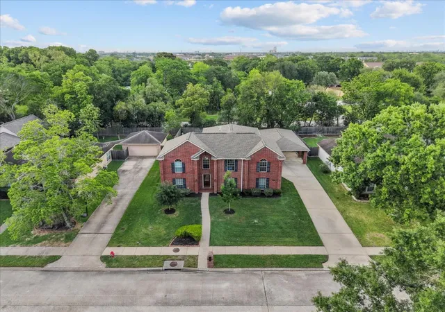 Photo 3 of Single family home for sale at 2112 Indian Blanket Dr, League City, TX 77573 | MLS# 98741683 | Listing updated on 2026-09-16