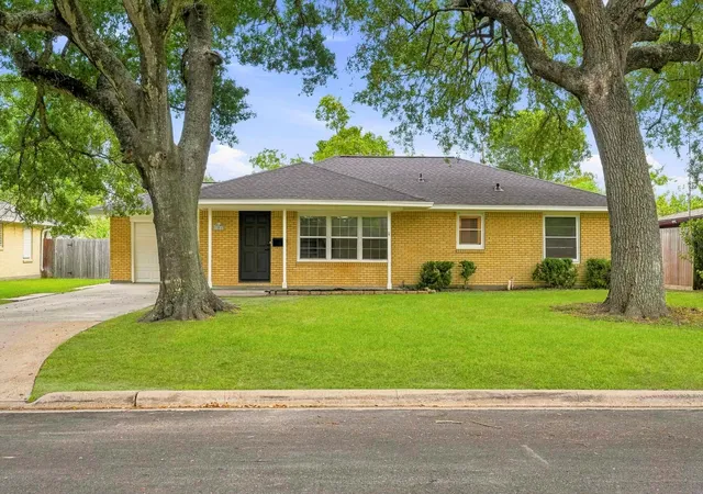 Photo 1 of Single family home for sale at 106 S Pin Oak Dr, Texas City, TX 77591 | MLS# 90252716 | Listing updated on 2026-09-01