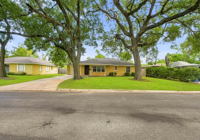 Photo 2 of Single family home for sale at 106 S Pin Oak Dr, Texas City, TX 77591 | MLS# 90252716 | Listing updated on 2026-09-01