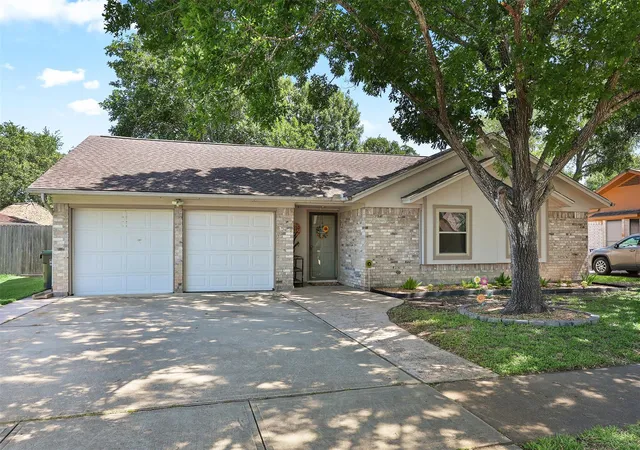 Homes for sale in Pearland, TX | 1819 Meadow Creek Dr, Pearland, TX 77581 | MLS# 75759736