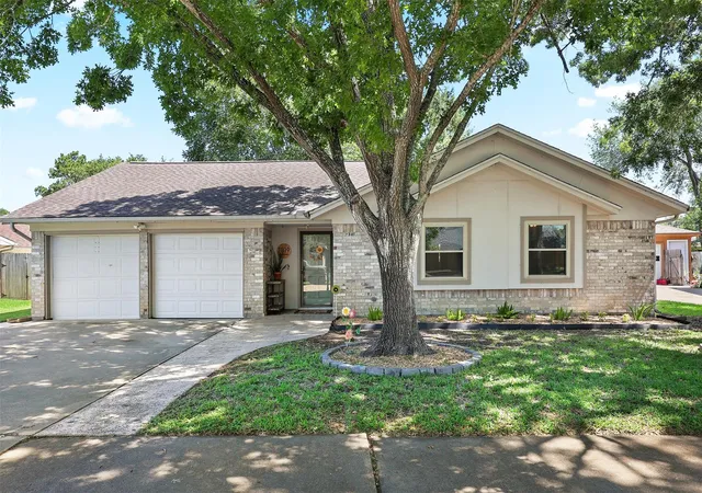Homes for sale in Pearland, TX | 1819 Meadow Creek Dr, Pearland, TX 77581 | MLS# 75759736