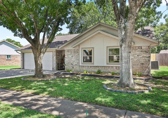 Homes for sale in Pearland, TX | 1819 Meadow Creek Dr, Pearland, TX 77581 | MLS# 75759736