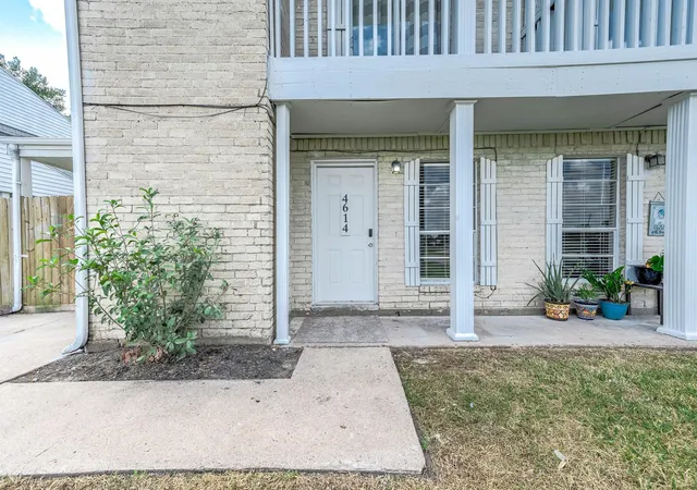 Listing Photo 4 - Condo for sale in building located at 4614 W & 4616 Orange St, Pearland, TX 77581