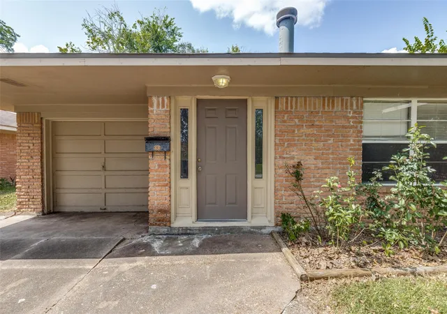 Photo 3 of Sale Pending at 6846 Leader St, Houston, TX 77074 | MLS# 16691934 | Listing updated on 2026-08-28