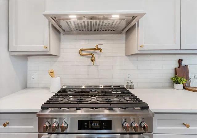 1st image of 1318 E 32nd 1/2 St, Houston, TX 77022 | MLS# 71382883