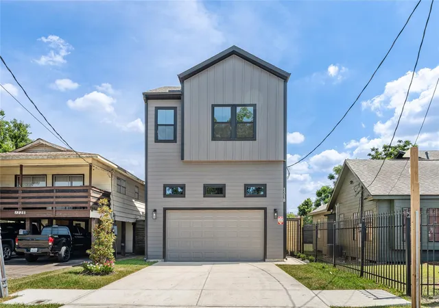 2nd image of 1318 E 32nd 1/2 St, Houston, TX 77022 | MLS# 71382883