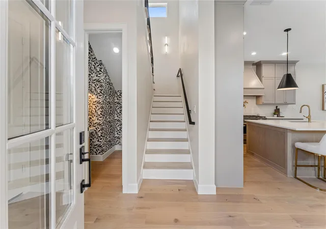3rd image of 1318 E 32Nd 1/2 St, Houston, TX 77022 | MLS# 71382883