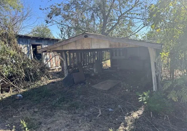 Homes for sale in Giddings, TX | 948 S Williamson St, Giddings, TX 78942 | MLS# 85305429