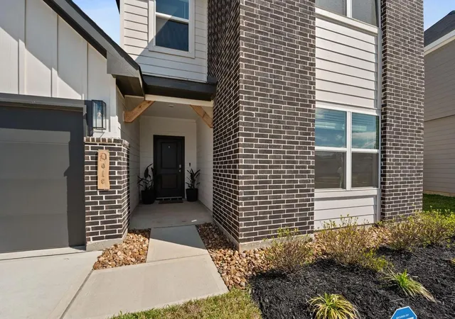Photo 3 of Single family home for sale at 815 Devils Brg St, Conroe, TX 77303 | MLS# 82507214 | Listing updated on 2026-04-19