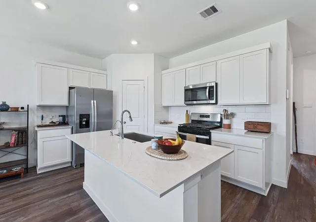 Photo 3 of Single family home for sale at 815 Devils Brg St, Conroe, TX 77303 | MLS# 82507214 | Listing updated on 2026-04-19