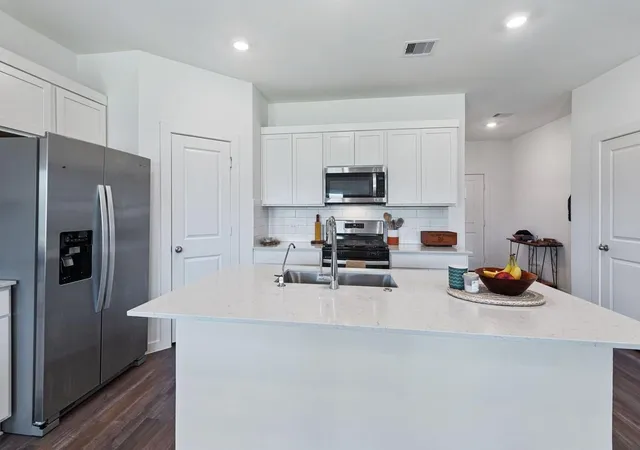 Photo 4 of Single family home for sale at 815 Devils Brg St, Conroe, TX 77303 | MLS# 82507214 | Listing updated on 2026-04-19
