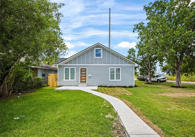 Photo 1 of Single family home for sale at 6333 Iron Rock St, Houston, TX 77087 | MLS# 22526978 | Listing updated on 2026-08-30
