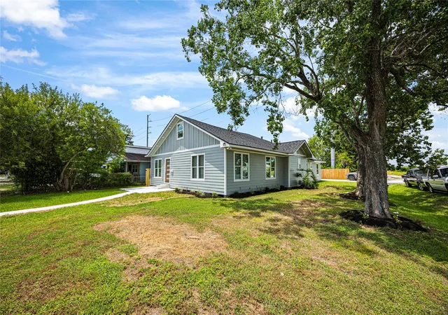 Photo 3 of Single family home for sale at 6333 Iron Rock St, Houston, TX 77087 | MLS# 22526978 | Listing updated on 2026-08-30