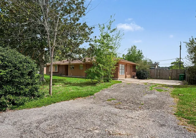 2nd image of 722 N Fall Creek Dr, Houston, TX 77336 | MLS# 48137680