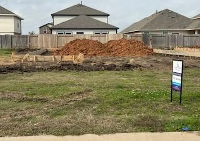 2nd image of 310 Amy St, Angleton, TX 77515 | MLS# 71356125