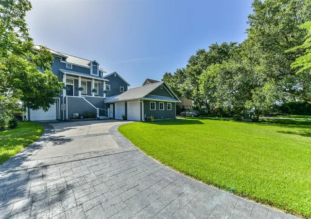 Photo 3 of Single family home for sale at 605 Quintana Roo Pl, Seabrook, TX 77586 | MLS# 36668381 | Listing updated on 2026-09-18