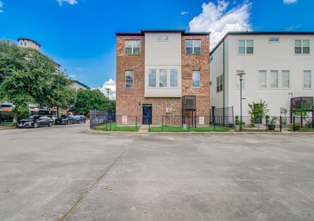 Photo 3 of Single family home for sale at 1743 Dominica Dr, Kingwood, TX 77345 | MLS# 12269363 | Listing updated on 2026-08-21