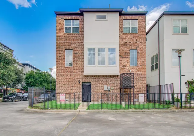 Photo 4 of Single family home for sale at 1743 Dominica Dr, Kingwood, TX 77345 | MLS# 12269363 | Listing updated on 2026-08-21