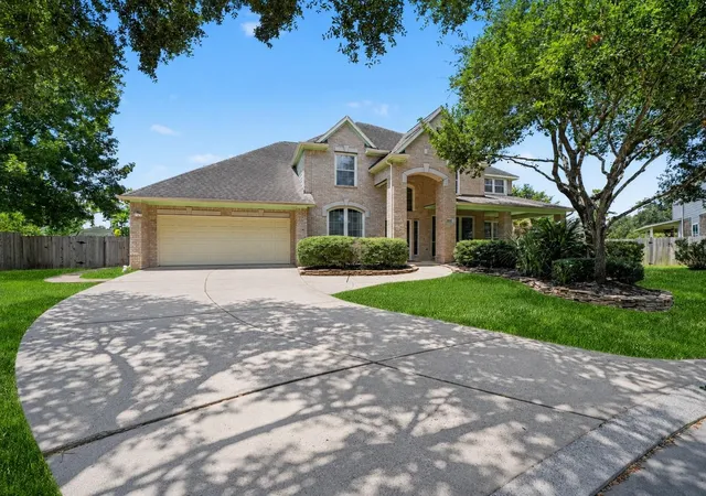 Photo 2 of Single family home for sale at 17303 Village Breeze Dr, Tomball, TX 77377 | MLS# 23809351 | Listing updated on 2026-09-13