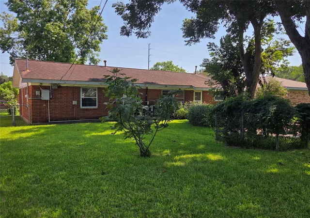 2nd image of 322 Elaine St, La Marque, TX 77568 | MLS# 98895613