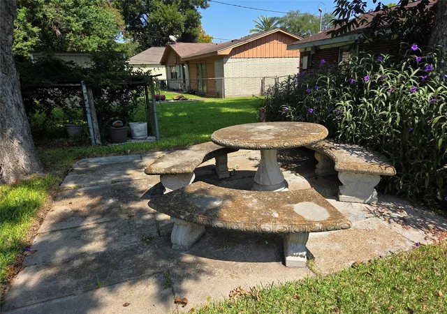 Photo 3 of Single family home for sale at 322 Elaine St, La Marque, TX 77568 | MLS# 98895613 | Listing updated on 2026-09-11