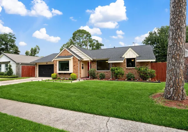 Photo 2 of Single family home for sale at 9766 Cedardale Dr, Houston, TX 77055 | MLS# 52950153 | Listing updated on 2026-07-25