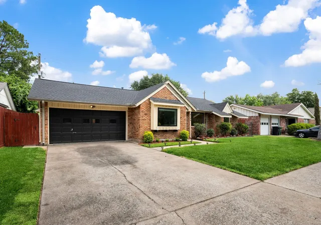 Photo 3 of Single family home for sale at 9766 Cedardale Dr, Houston, TX 77055 | MLS# 52950153 | Listing updated on 2026-07-25