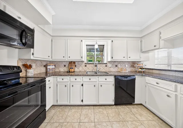Photo 3 of Sale Pending at 9014 Arlington Forest Dr, Houston, TX 77088 | MLS# 43782031 | Listing updated on 2026-09-16
