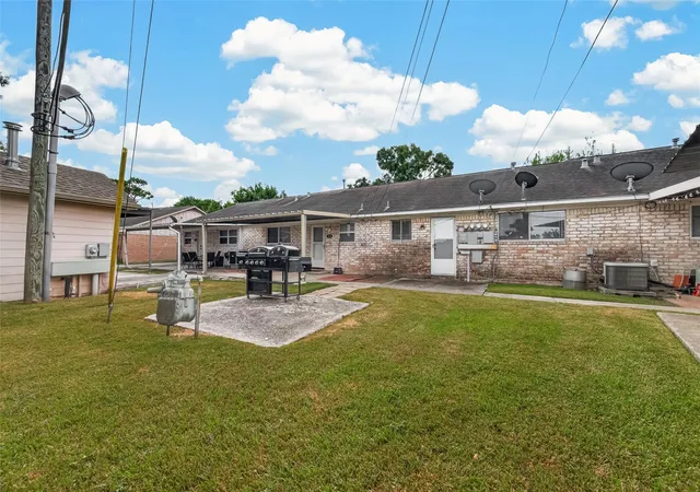 Photo 4 of Sale Pending at 2302 Buchanan Dr, Baytown, TX 77520 | MLS# 65610775 | Listing updated on 2026-09-19