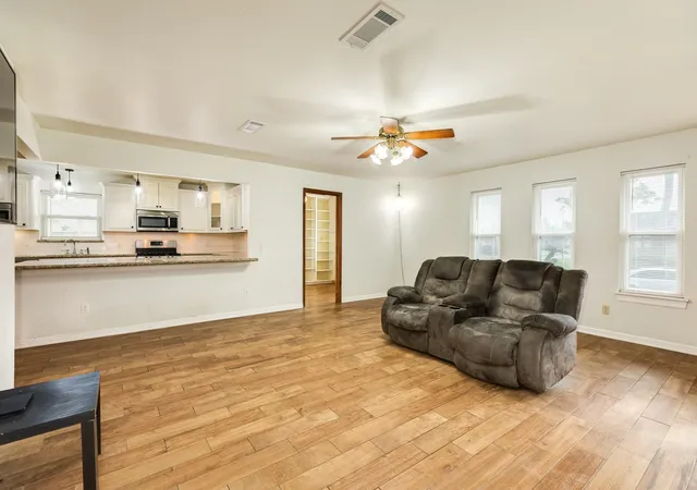 4th image of 52 S Bachelor Button St, Lake Jackson, TX 77566 | MLS# 84117218