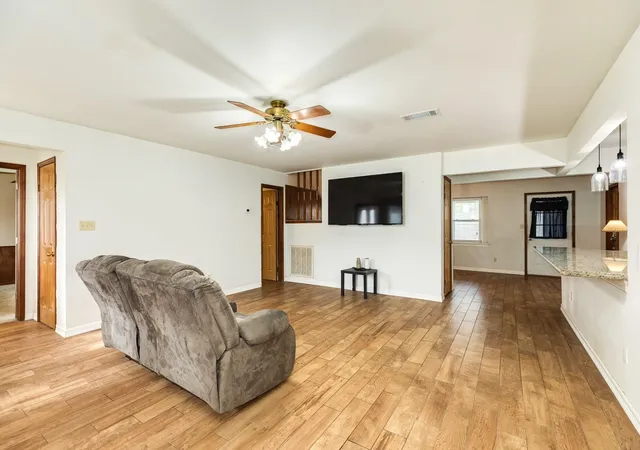 5th image of 52 S Bachelor Button St, Lake Jackson, TX 77566 | MLS# 84117218